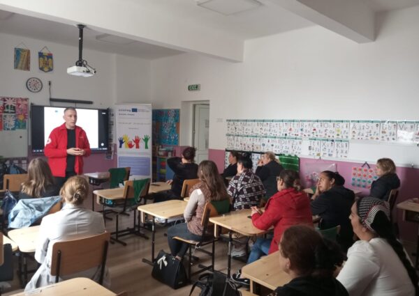 Crucea Roșie Satu Mare lansează Clubul Părinților în mai multe școli din județ